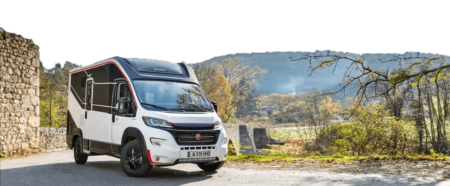 Challenger Wohnmobil auf einer Brücke