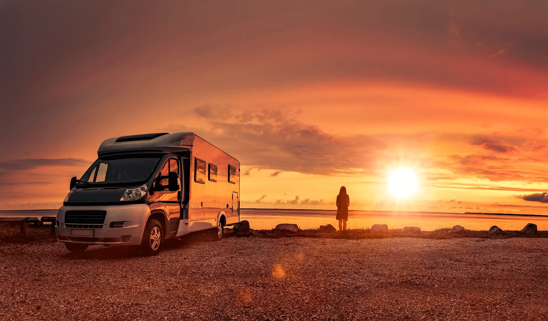 Wohnmobil an der Küste bei Sonnenuntergang