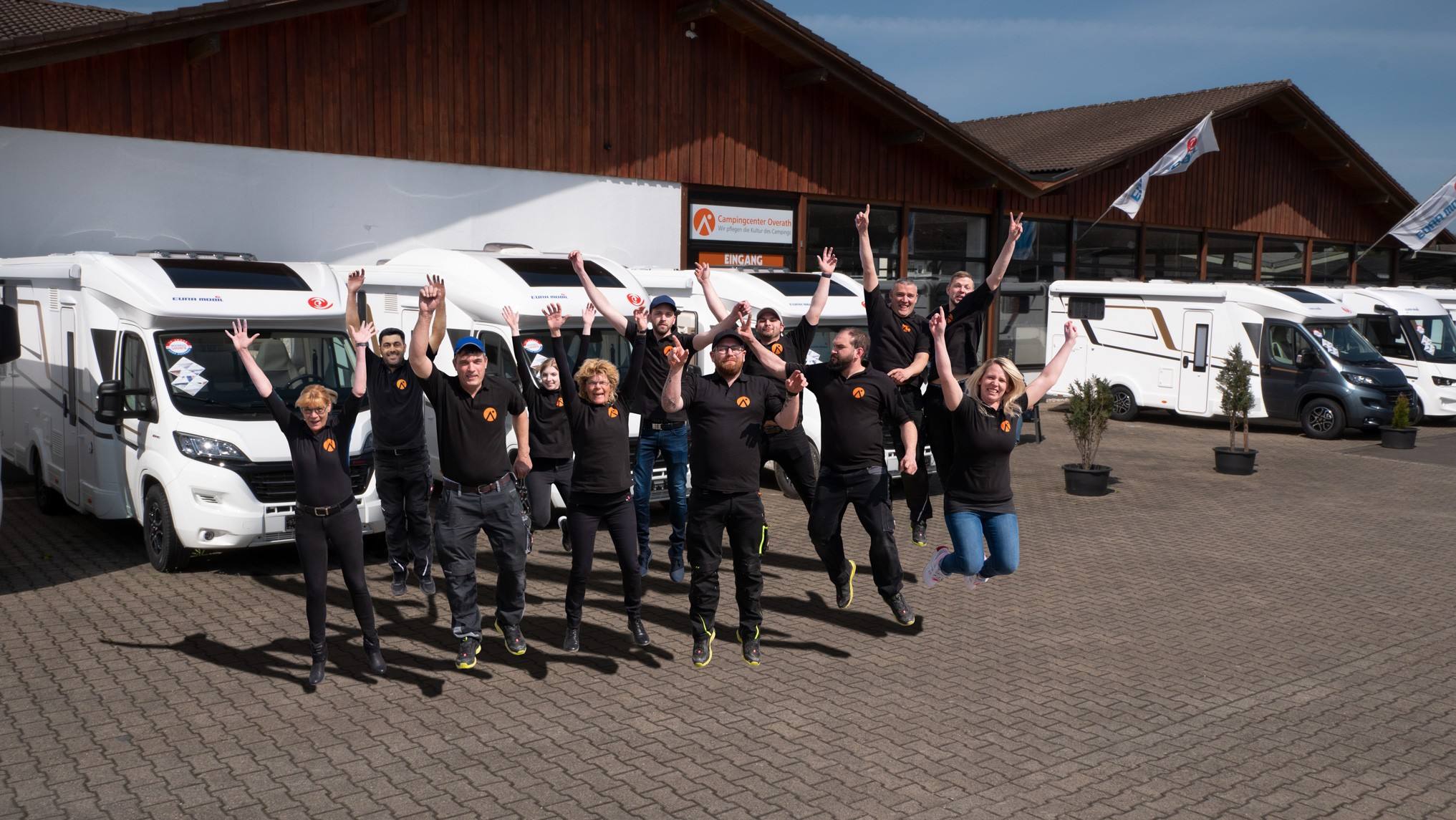 Das Team des Campingcenter Overath vor einem Wohnmobil