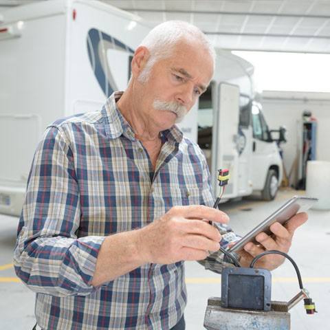 Techniker prüft ein Wohnmobil